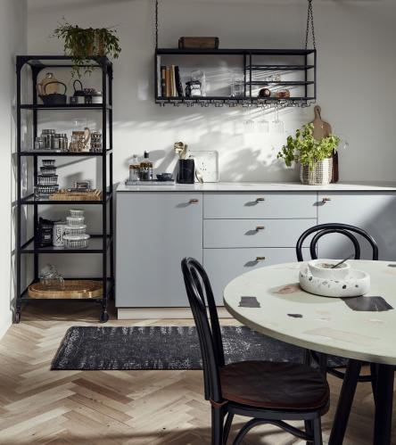 Hngande kkshylla med plats fr vinglas - 120 x 43 x 30 cm - www.frokenfraken.se